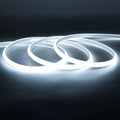 Fita LED COB IP67 instalada em ambiente externo, demonstrando sua resistência à água e poeira.