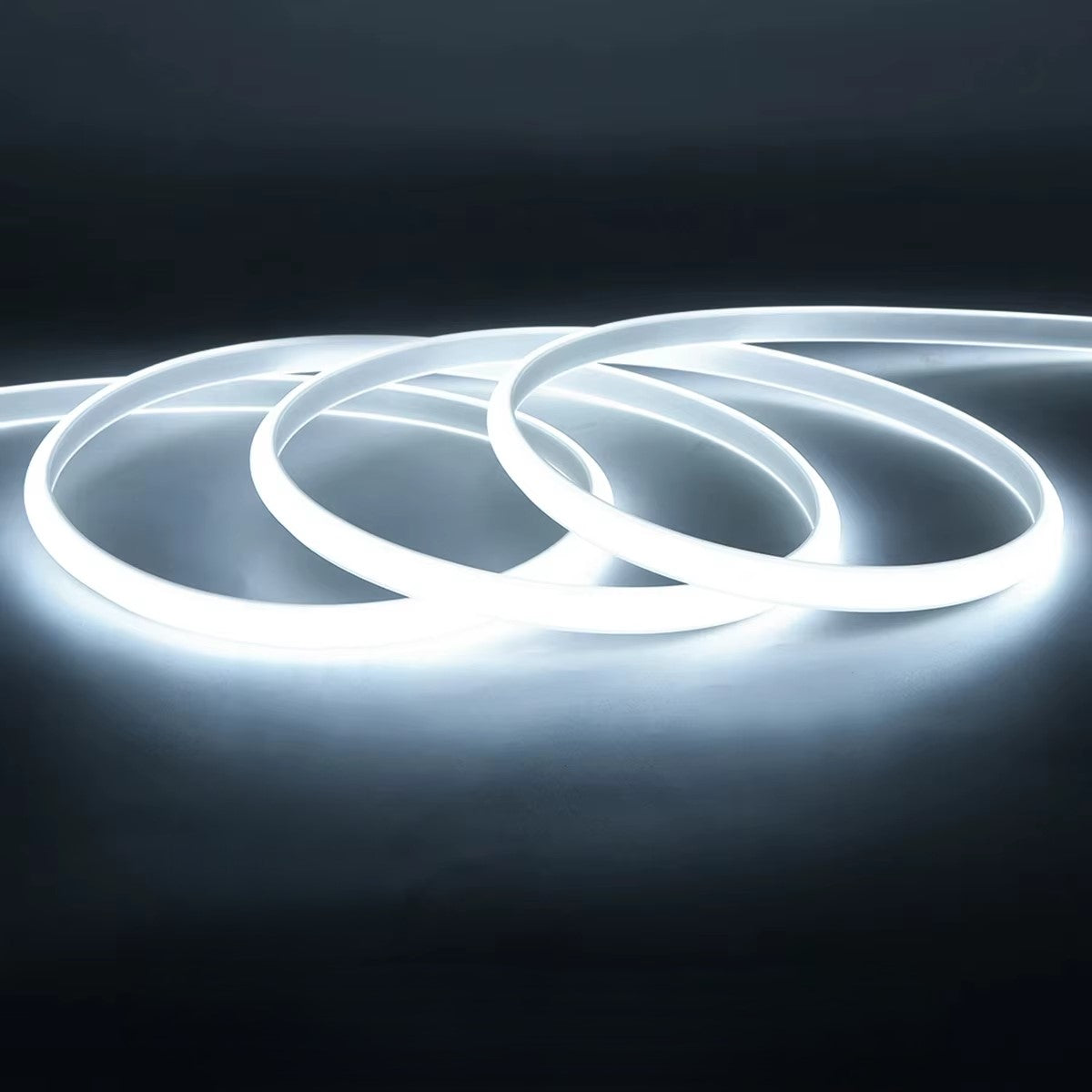 Fita LED COB IP67 instalada em ambiente externo, demonstrando sua resistência à água e poeira.