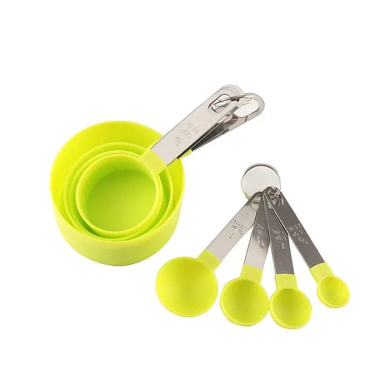 Jogo de medidores 8 peças ajudando na preparação precisa de receitas caseiras.