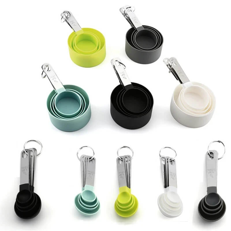 Jogo de medidores 8 peças sendo utilizado para medir ingredientes com precisão.