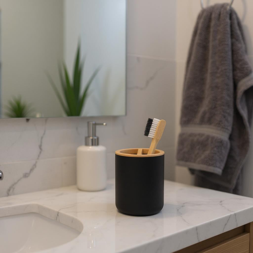 Kit cromado elegante com itens decorativos que trazem sofisticação e praticidade ao banheiro