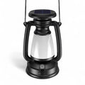 Lanterna retrô portátil para camping com design clássico em preto e bronze, ideal para aventuras ao ar livre.