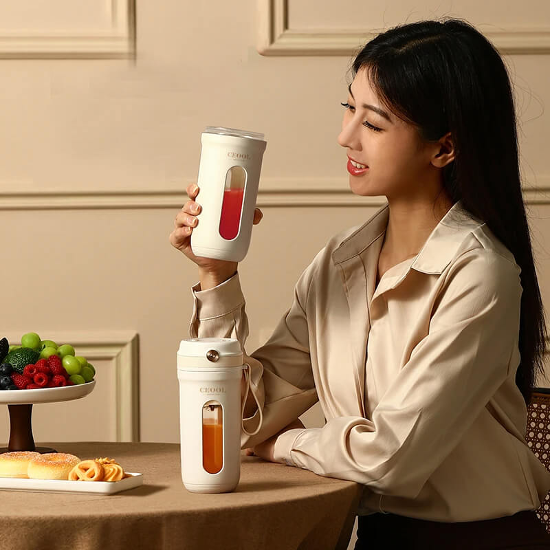 Detalhe das 10 lâminas afiadas do liquidificador portátil para misturas rápidas e homogêneas.