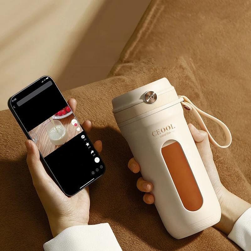 Liquidificador portátil sendo usado para preparar smoothies e shakes com eficiência.