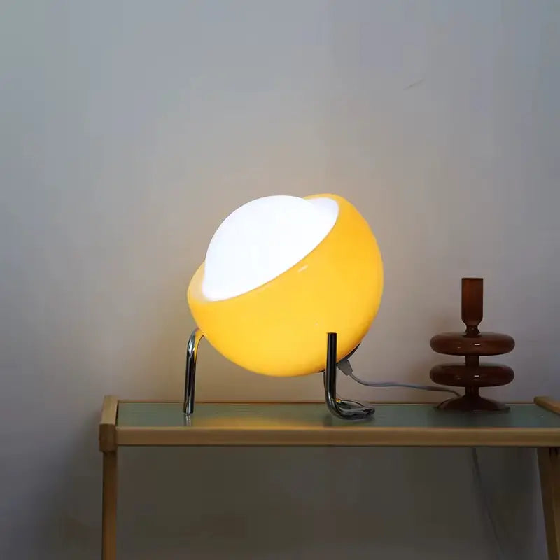 Detalhe da base texturizada em aço inoxidável da Luminária de Mesa Bauhaus Medieval, que confere um toque industrial e sofisticado ao design retro da peça.