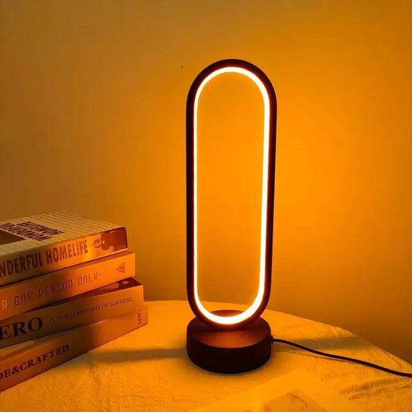 Luminária de cabeceira LED com design moderno e iluminação ajustável, ideal para criar ambientes aconchegantes e confortáveis no quarto.