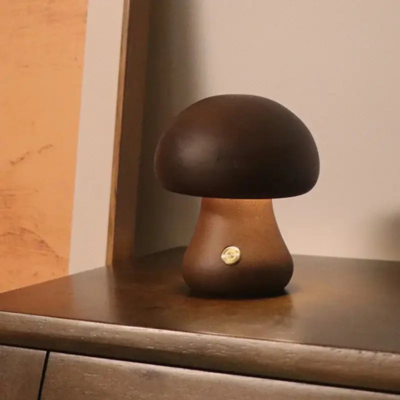Luminária Cogumelo sendo usada como luz noturna para crianças, oferecendo um ambiente tranquilo e acolhedor.