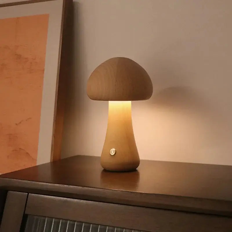 Luminária de madeira em formato de cogumelo acesa, emitindo uma iluminação suave e relaxante para o quarto.