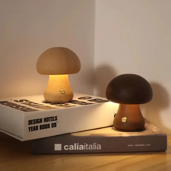 Luminária Noturna em formato de cogumelo, feita de madeira natural, trazendo um design aconchegante e sofisticado para o ambiente.
