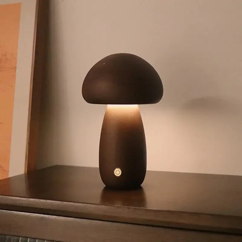 Design portátil e compacto da Luminária Cogumelo, ideal para mesas de cabeceira, escritórios e iluminação noturna.