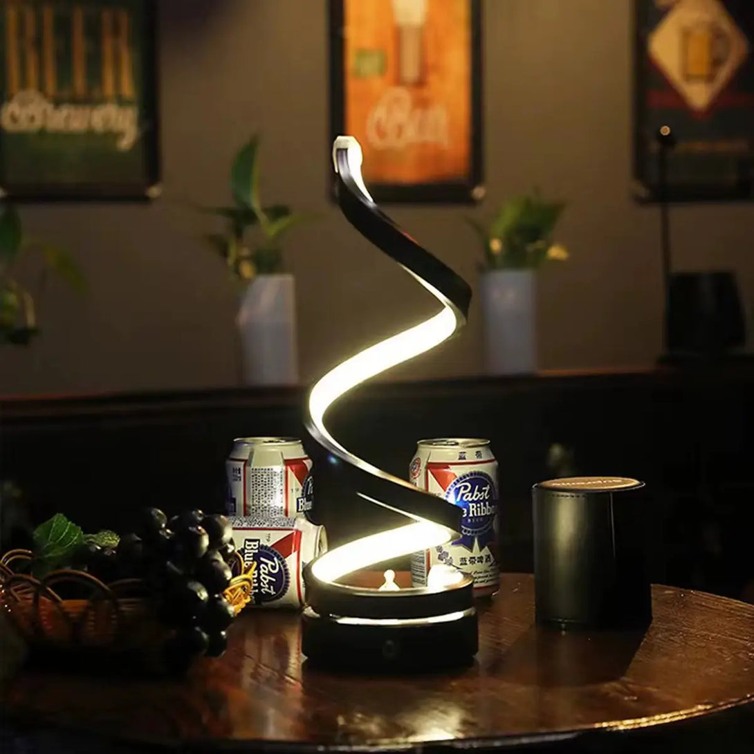 Close da iluminação da Modern Minimalista Espiral Desk Lamp, mostrando a distribuição uniforme da luz e o efeito artístico do design aerodinâmico.