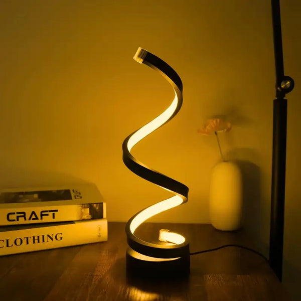 Luminária de mesa espiral minimalista exibida em ambiente moderno, destacando seu design sofisticado e iluminação suave em três temperaturas de cor.