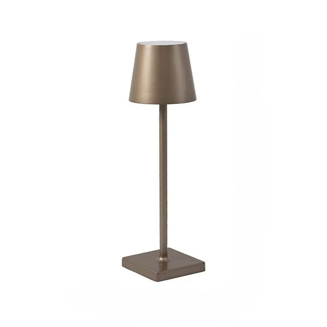 Luminária de Mesa LED sem fio instalada em um escritório, proporcionando iluminação confortável e elegante para o trabalho.