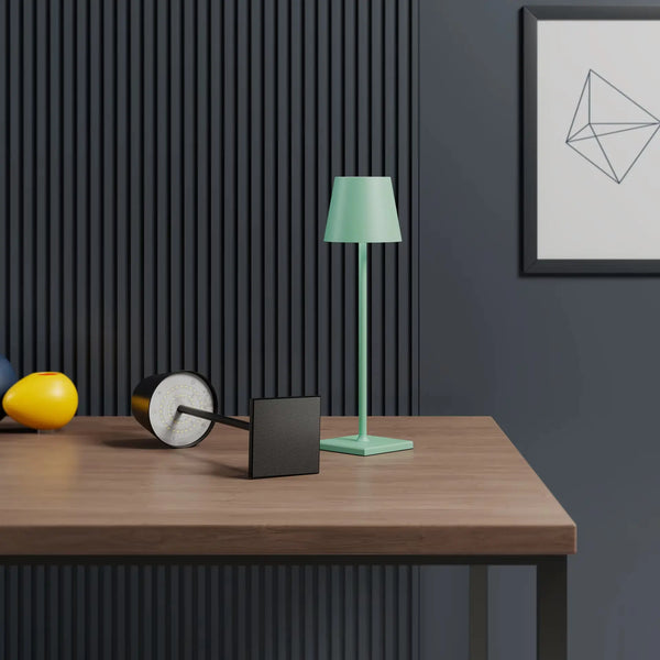Luminária de Mesa LED Sem Fio exibida em um ambiente moderno, destacando seu design elegante em liga de alumínio e iluminação 360°.