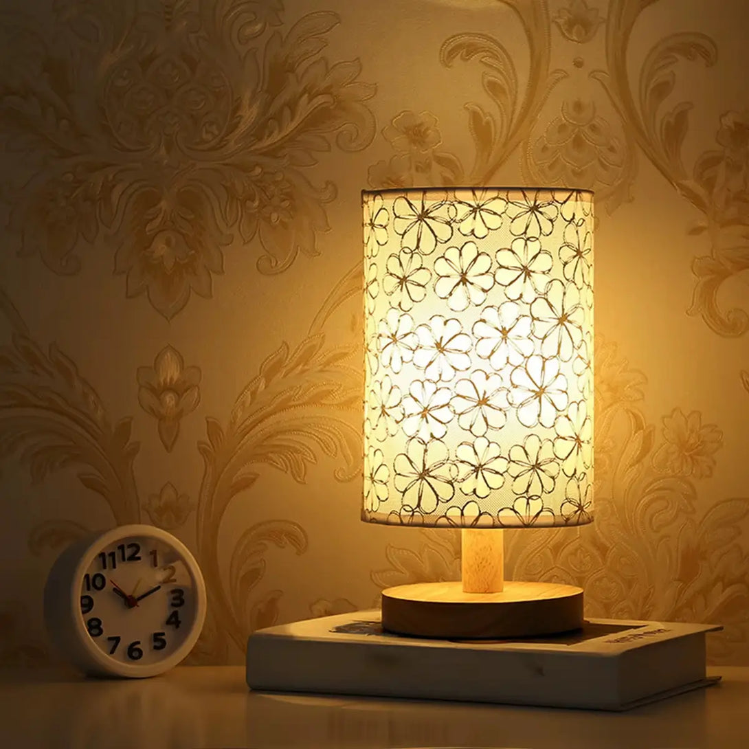 Close do sensor de toque sensível da luminária, que permite ajustar a iluminação de forma prática e intuitiva.
