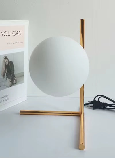 Comparação entre as opções de luz branca quente e fria da Luminária Nordic Gold, mostrando sua versatilidade.