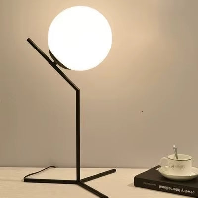Detalhe da base metálica dourada da Luminária Nordic Gold, destacando sua sofisticação e acabamento premium.