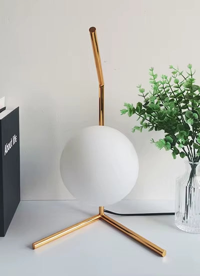 Close na bola de vidro da Luminária Nordic Gold, destacando a qualidade do material e o design sofisticado.