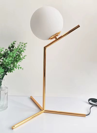 Especificações de tamanho da Luminária Nordic Gold, com diâmetro da bola de vidro de 15 cm.