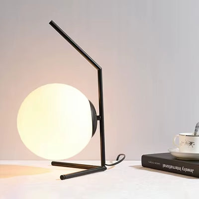 Luminária Nordic Gold integrada a uma decoração de luxo, agregando charme e modernidade ao espaço.