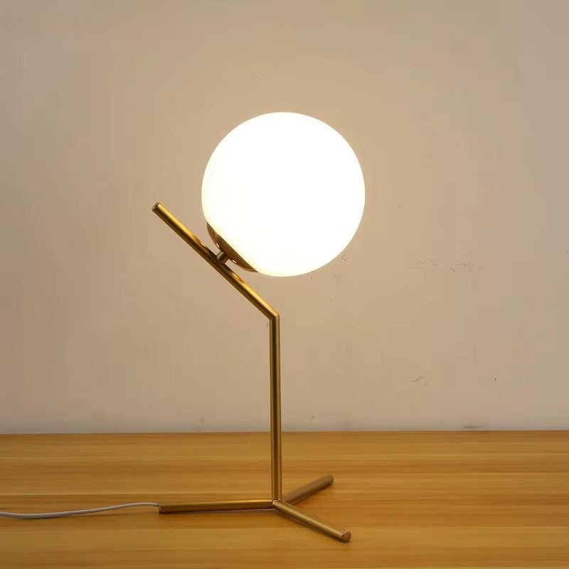 Luminária Nordic Gold com iluminação branca fria, ideal para ambientes modernos e sofisticados.