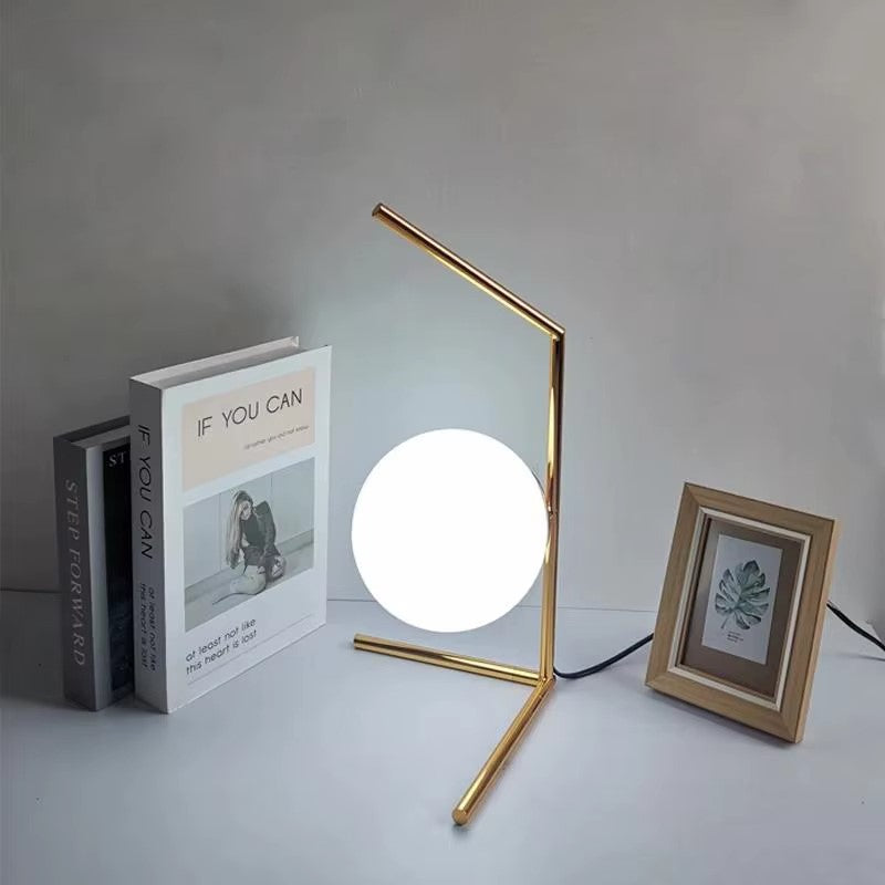 Luminária Nordic Gold emitindo luz branca quente, criando um ambiente aconchegante e elegante.
