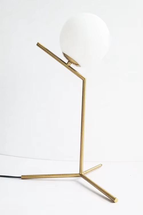 Luminária Nordic Gold em uma sala de estar contemporânea, complementando a decoração com estilo.