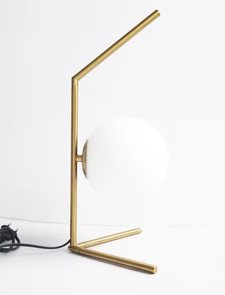 Luminária Nordic Gold decorando um escritório moderno, oferecendo iluminação funcional e elegante.