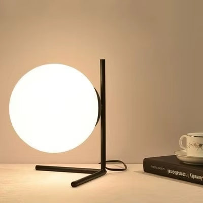 Luminária Nordic Gold acesa à noite, criando uma atmosfera acolhedora e relaxante.
