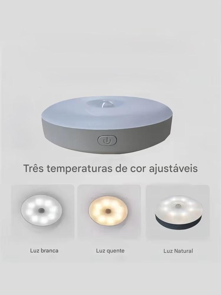 Luz Noturna LED instalada em um corredor, proporcionando iluminação suave e segura para escadas e passagens noturnas.