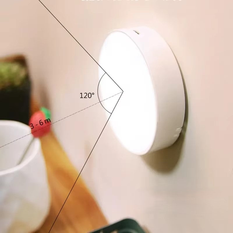 Luz Noturna LED fixada magneticamente em uma superfície metálica, destacando sua instalação prática e sem fios.