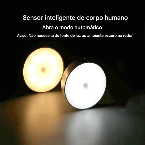 Luz Noturna LED Inteligente acesa automaticamente ao detectar movimento em um ambiente escuro.