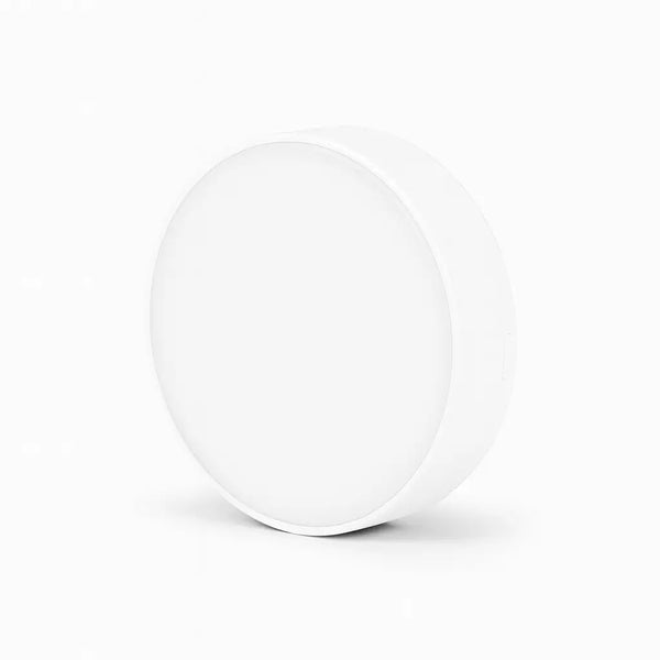 Luz Noturna LED Inteligente acesa automaticamente ao detectar movimento em um ambiente escuro.