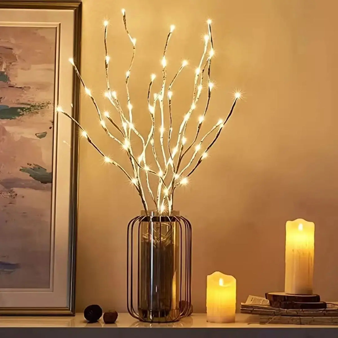 Galho decorativo instalado em ambiente externo, demonstrando sua resistência e adaptabilidade para decorações ao ar livre.