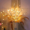 Ambiente decorado com o galho de luzes festivas, criando um cenário mágico e acolhedor para celebrações e eventos especiais.