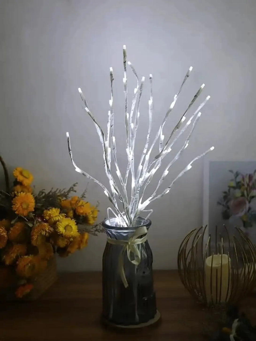 Close-up dos 20 LEDs de luz branca morna, que proporcionam uma iluminação suave e festiva para um cenário encantador.