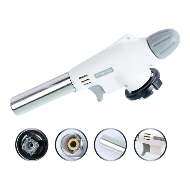 Maçarico culinário profissional gratinando queijo derretido sobre prato com chama direcionada