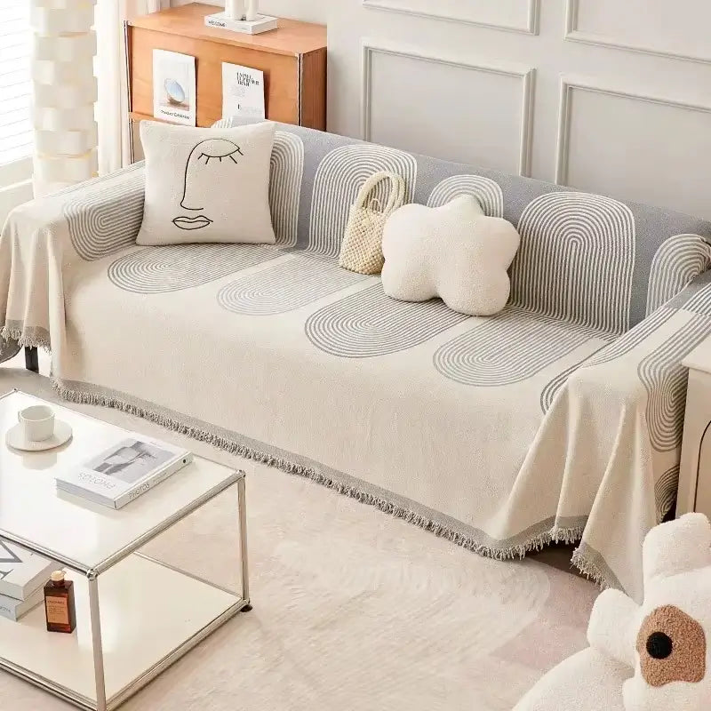 Composição decorativa com manta de crochê e franjas, ideal para realçar o estilo do ambiente.