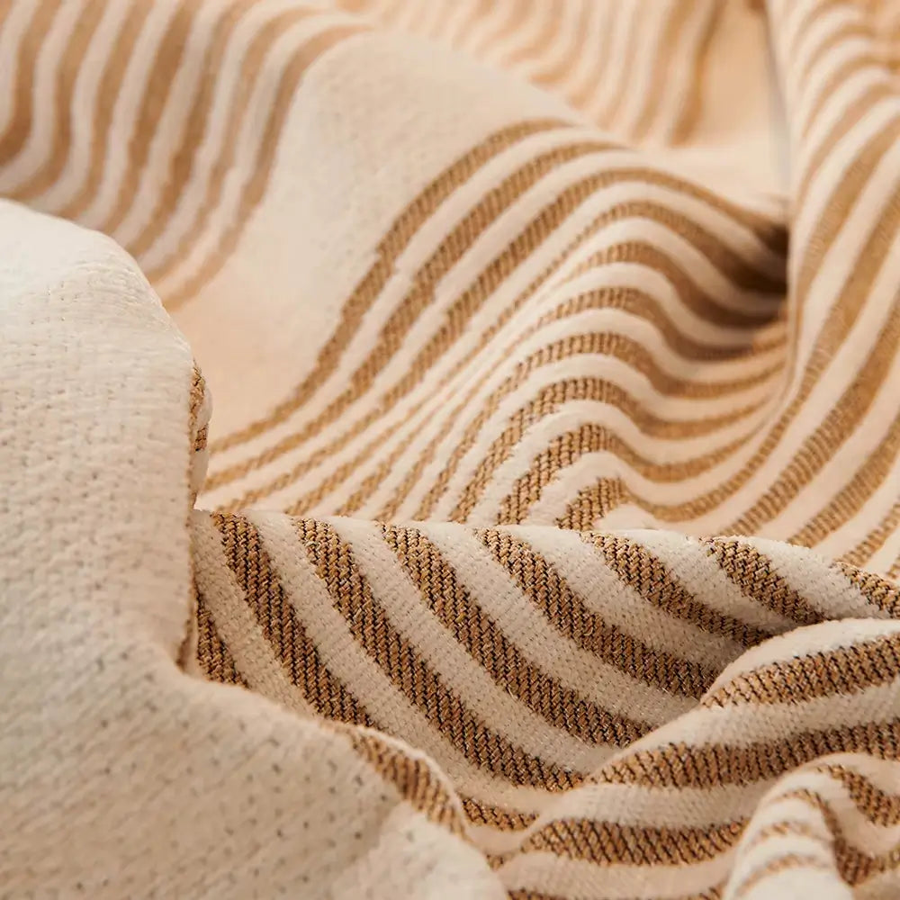 Manta de crochê com franjas em um quarto, trazendo elegância e conforto ao espaço.