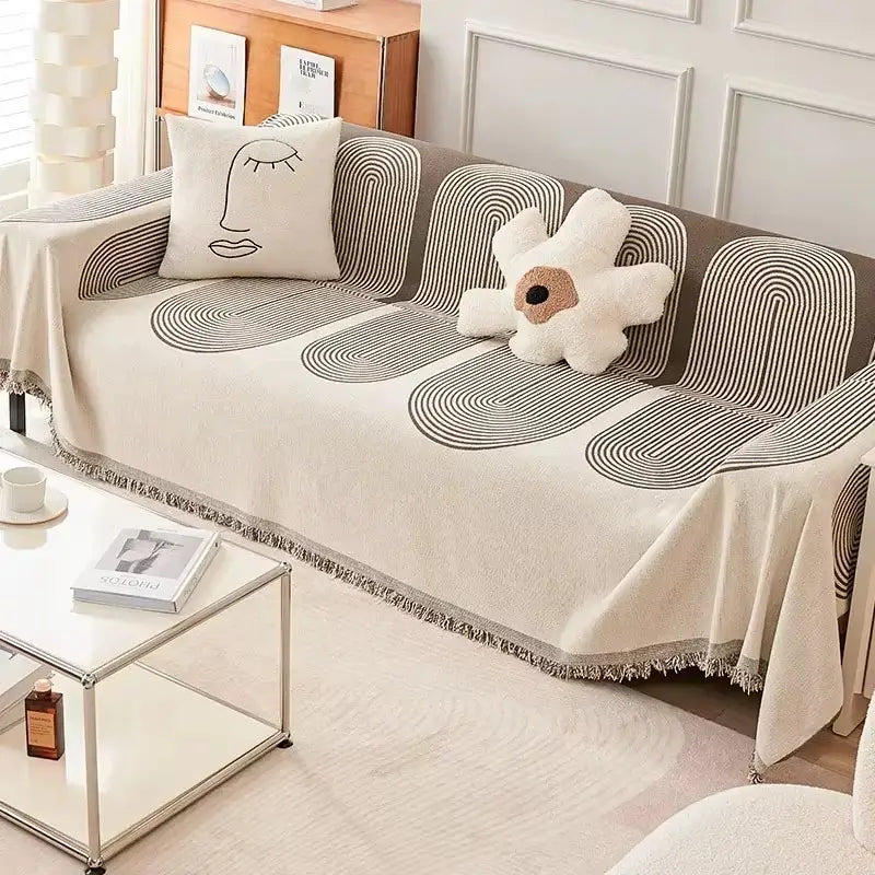 Manta de crochê com franjas, versátil para decoração de diversos ambientes.