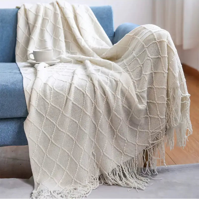 Manta de malha clássica com franjas com design que combina o clássico e o moderno.