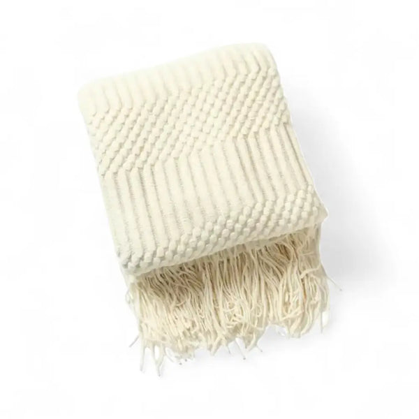 Manta de malha clássica com franjas, ideal para quem busca um toque de luxo.