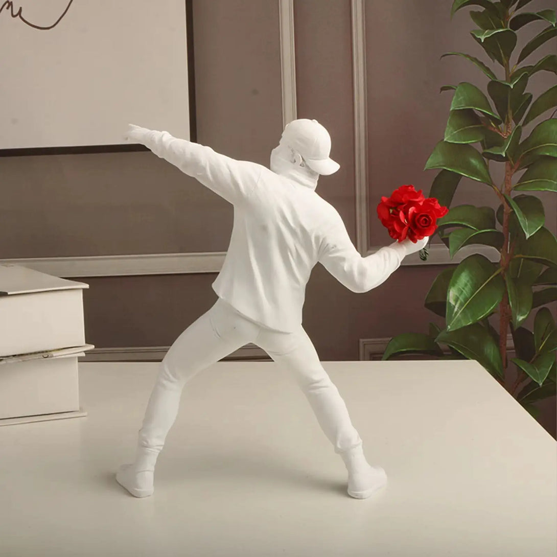Menino lançador de flores em resina, peça artística que transmite harmonia e alegria