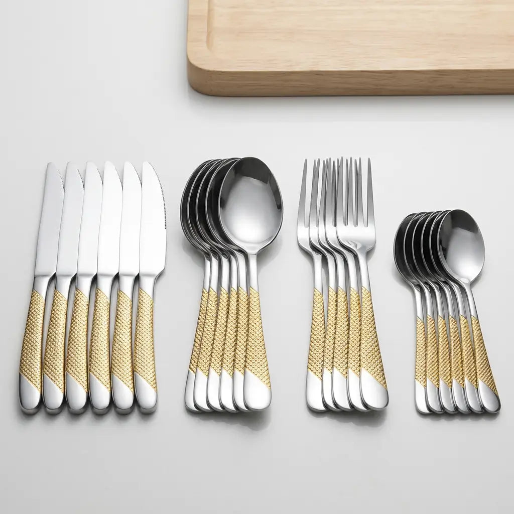 Mesa posta elegante com jogo de talheres dourados, criando ambiente sofisticado para refeições