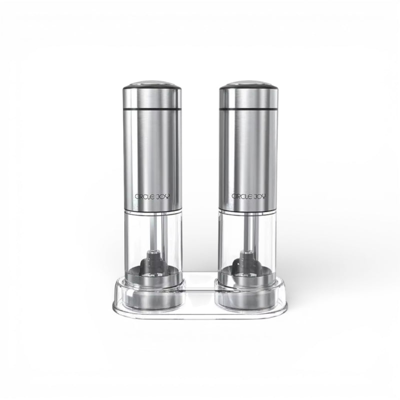 Mão pressionando o botão do moedor de pimenta elétrico para temperar comida na hora com pimenta moída fresca