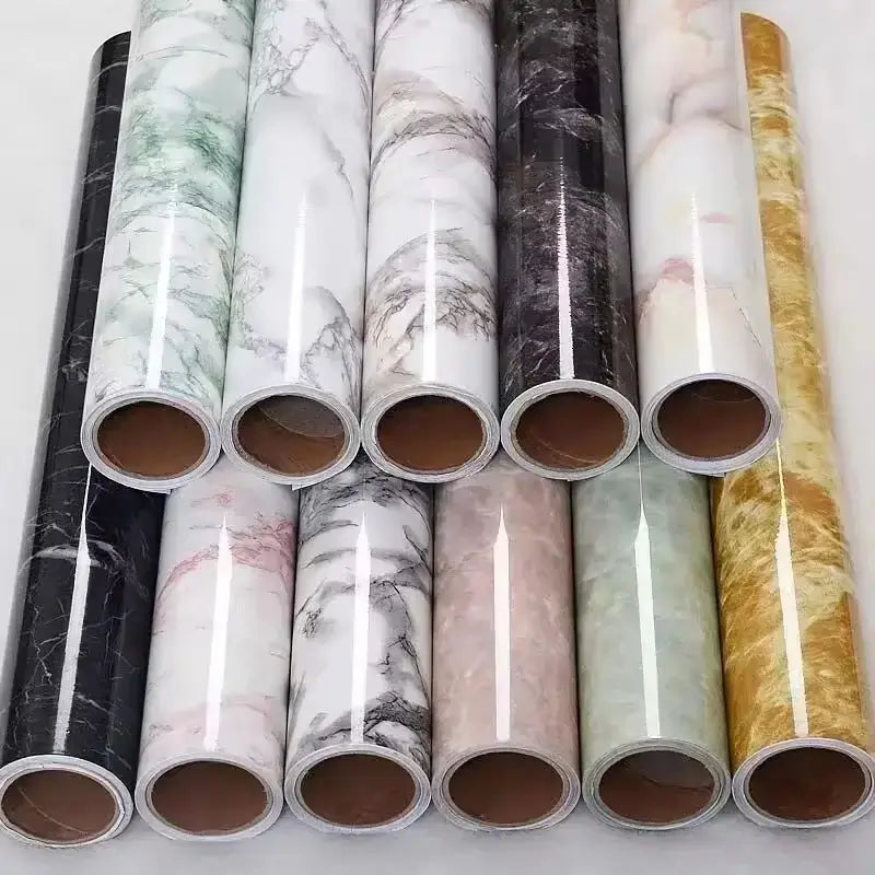 Papel marmorizado autoadesivo que combina estilo clássico com toque contemporâneo para diversos ambientes