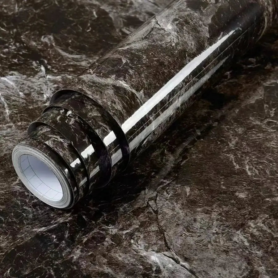 Papel de parede marmorizado autoadesivo que adiciona luxo instantâneo à decoração de interiores