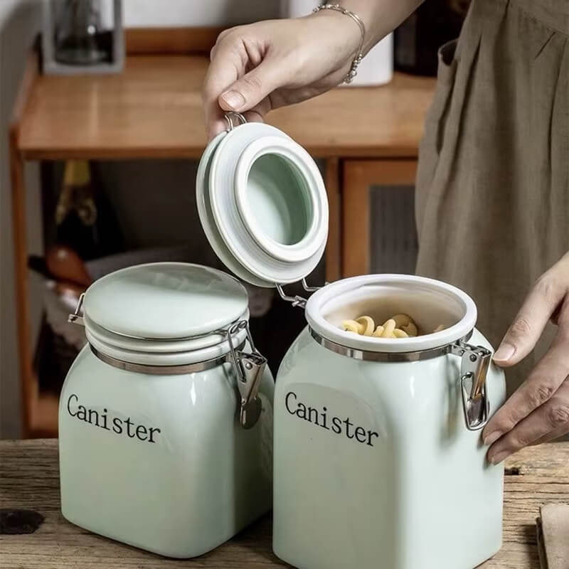 Pote de Cerâmica com Vedação Hermética na cor amarela, perfeito para armazenamento e decoração.