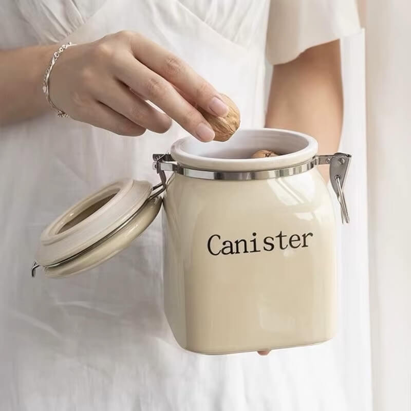 Pote de Cerâmica com Vedação Hermética de 1L, ideal para armazenar uma variedade de alimentos.