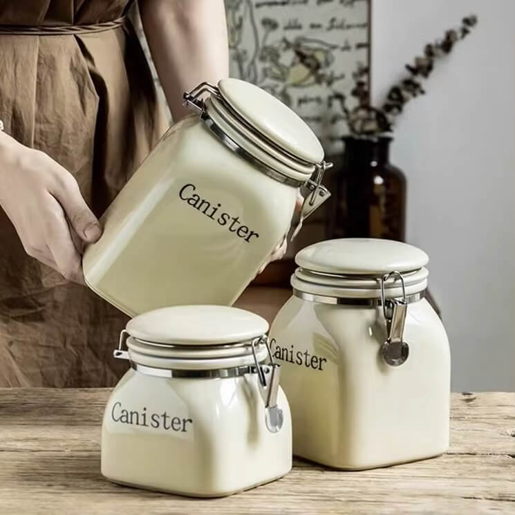 Pote de Cerâmica com Vedação Hermética, design elegante e textura única de esmalte rachado gelo.